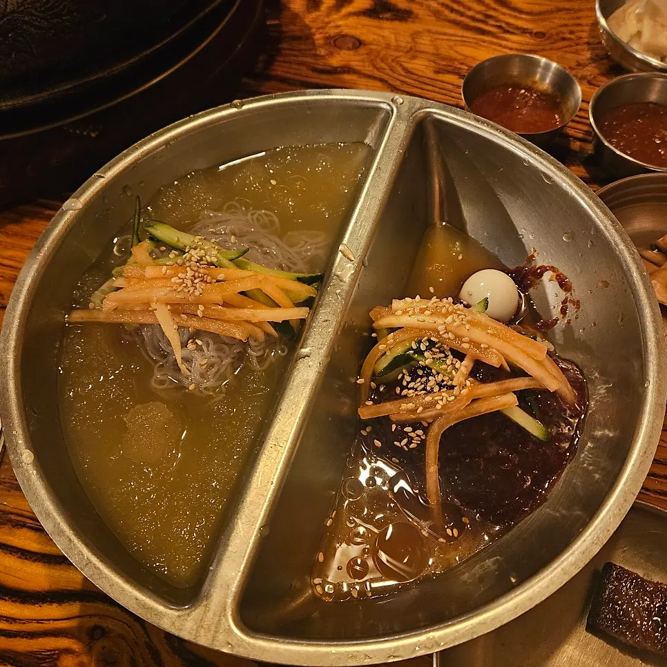 Half-and-half naengmyeon with water naengmyeon and bibim naengmyeon side by side