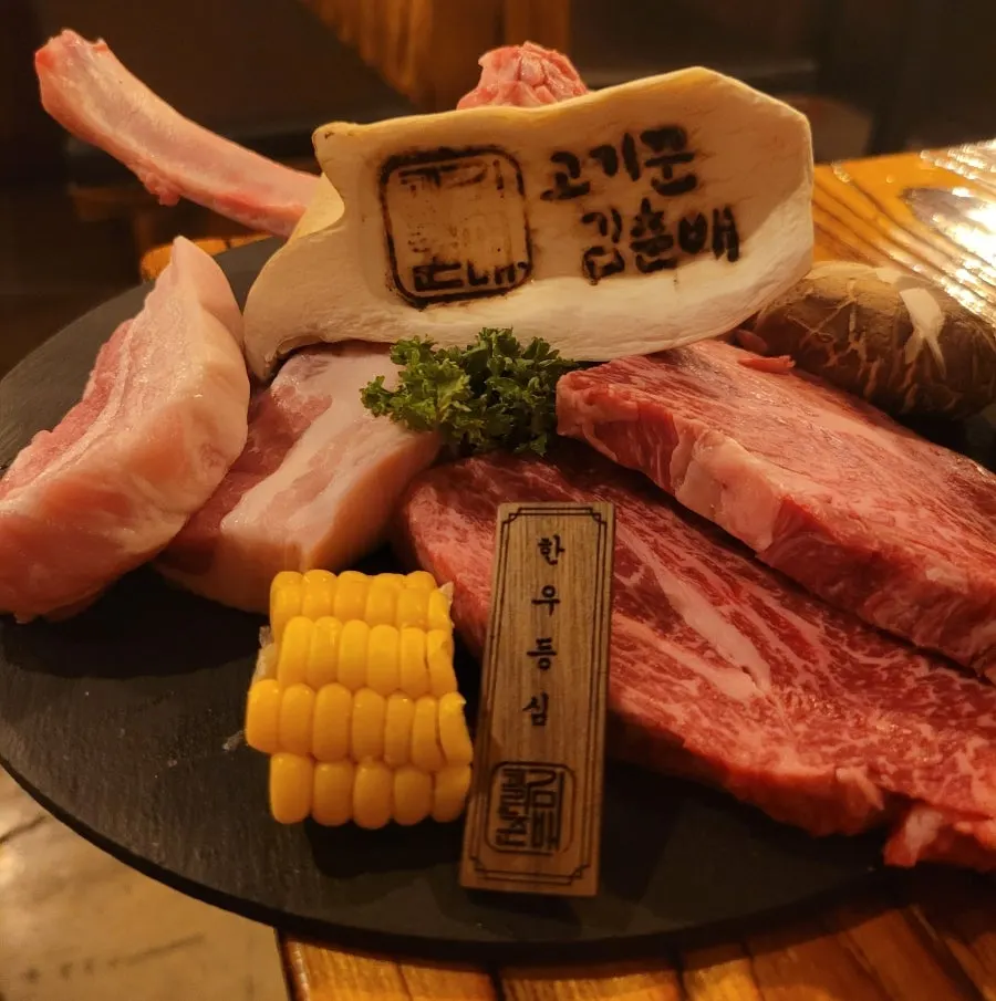 숯불 불판 한편에 올라간 멜젓