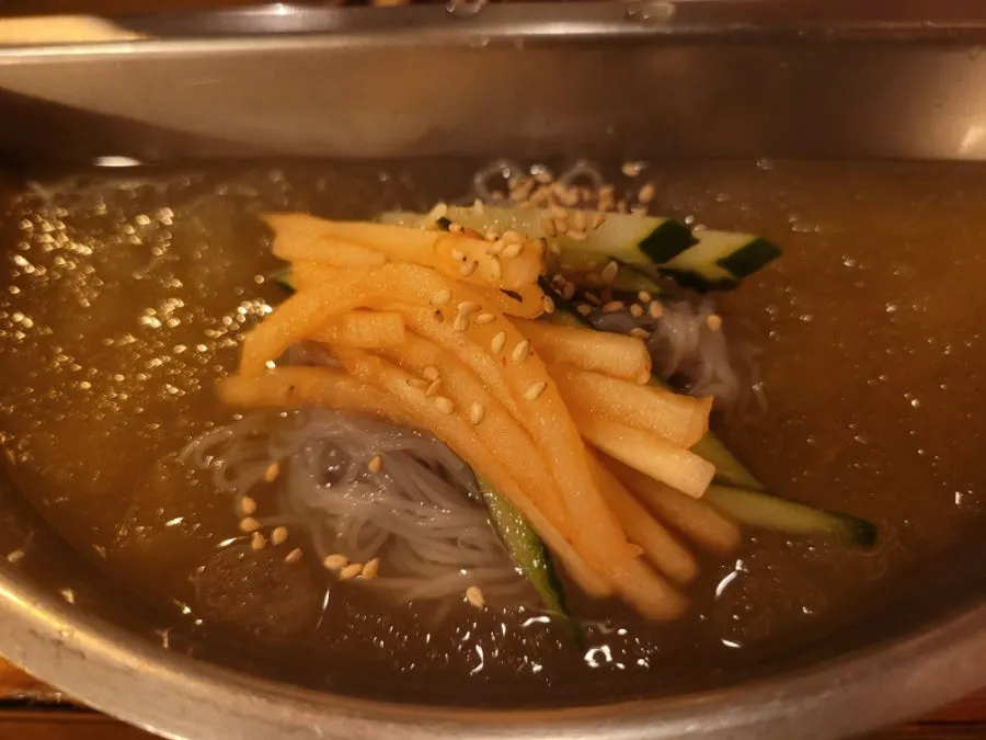 명이나물에 올린 한우 등심 한 점