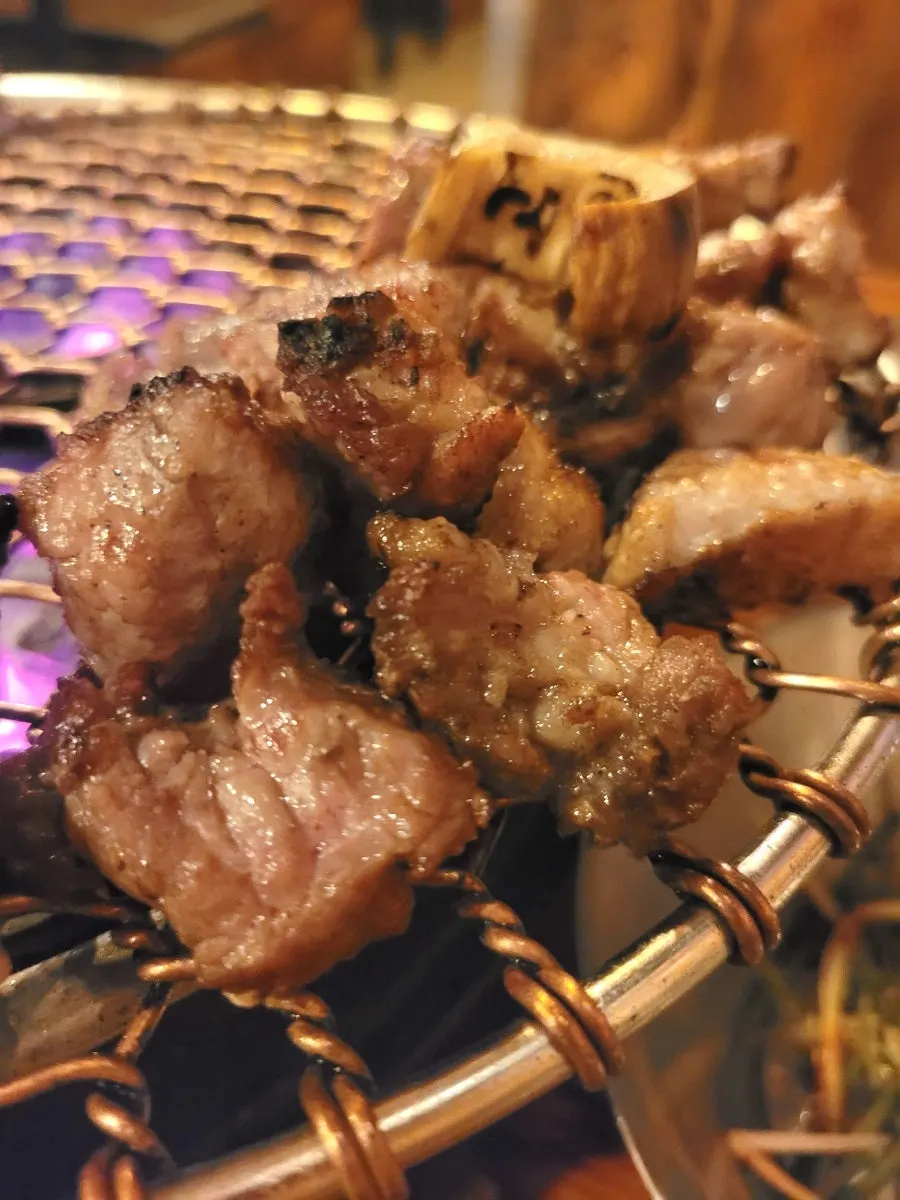 숯불 위에서 익어가는 한우 갈비살