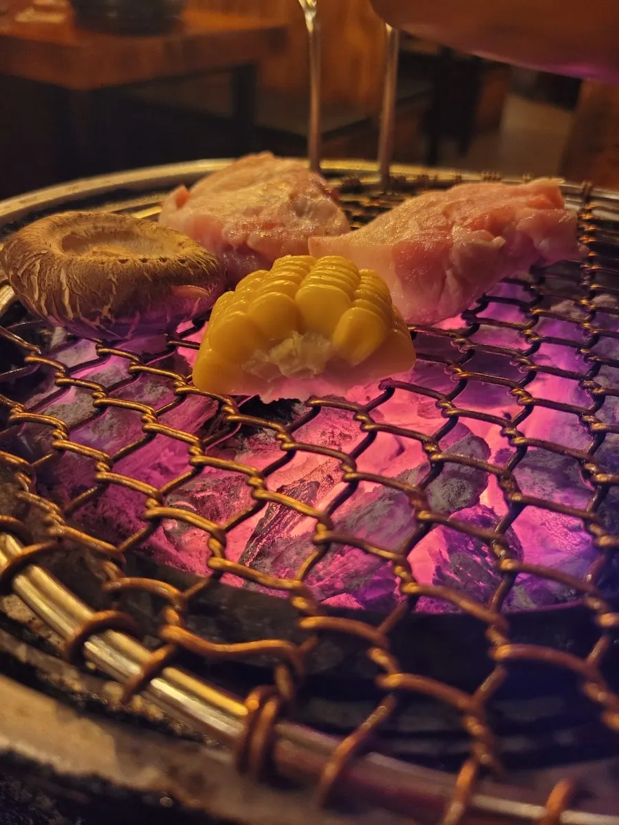 불판에 올린 두툼한 오겹살