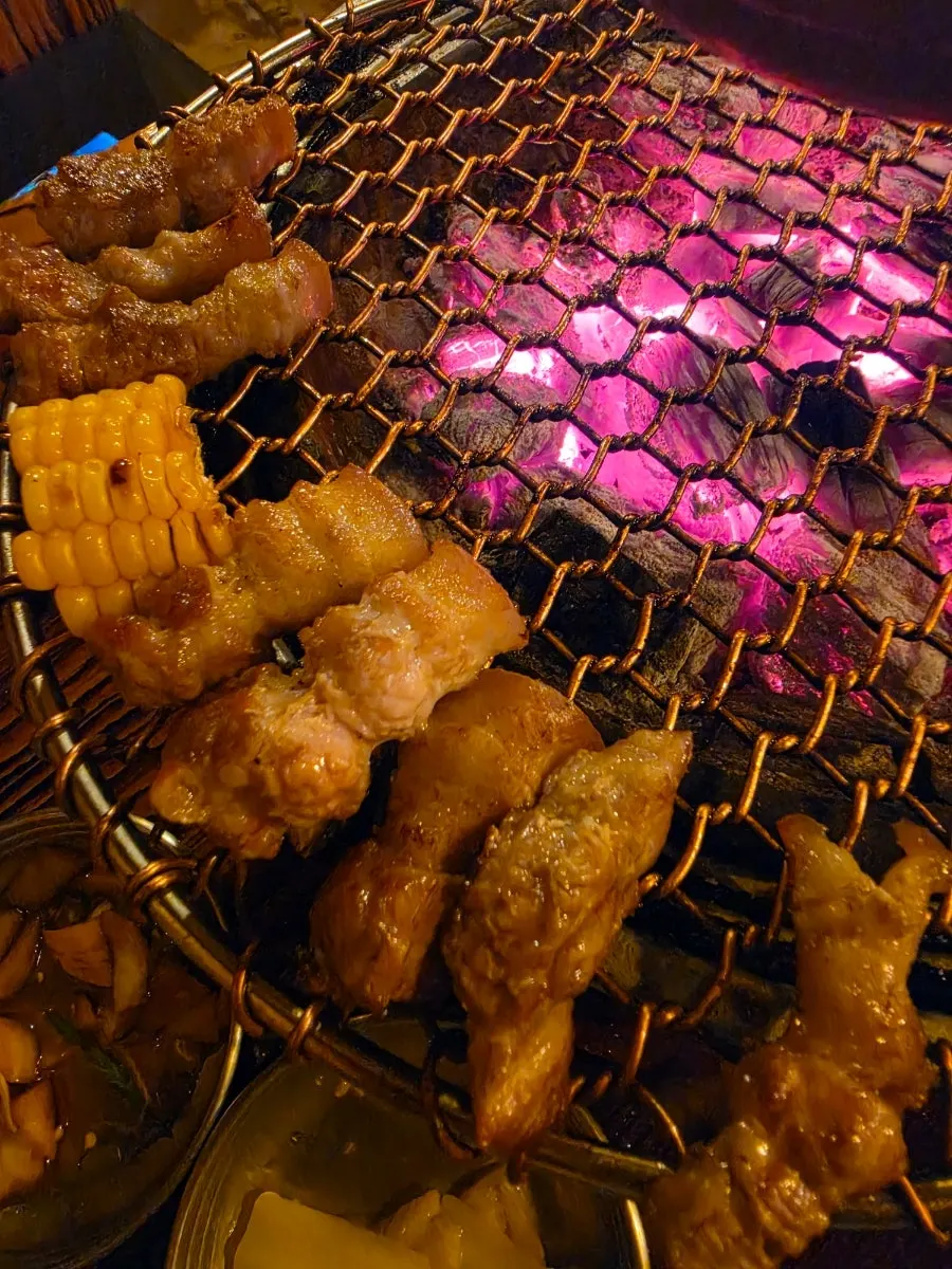 멜젓에 찍은 오겹살 한 점