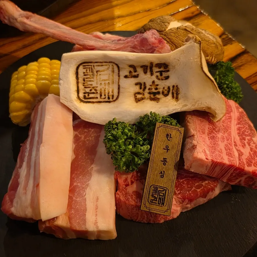 한돈 한우 2인 세트와 반반냉면, 깍둑밥 상차림