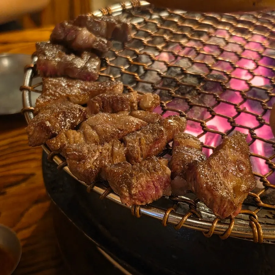 양념장에 찍어 먹는 오겹살 한 점