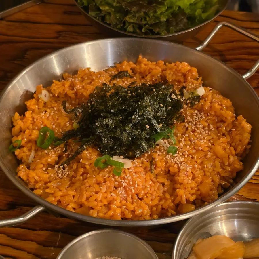 깍두기를 올린 깍둑밥