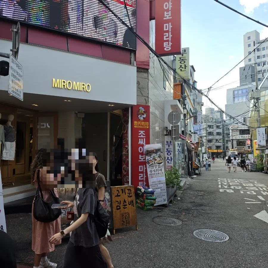 건물 3층 매장 입구 안내