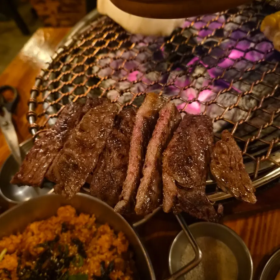 Today's hanwoo sirloin grilling on the pan