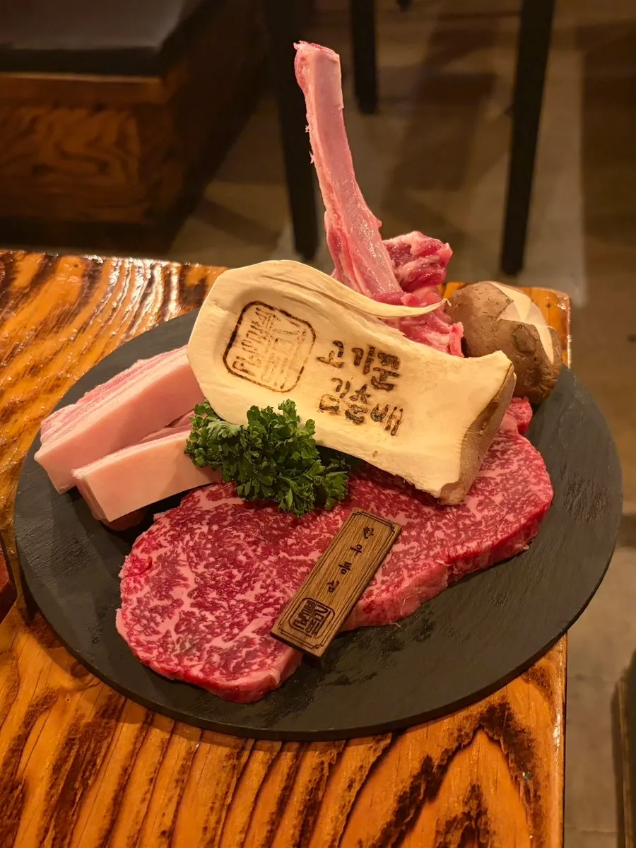 Raw hanwoo and hanpork set for two plated