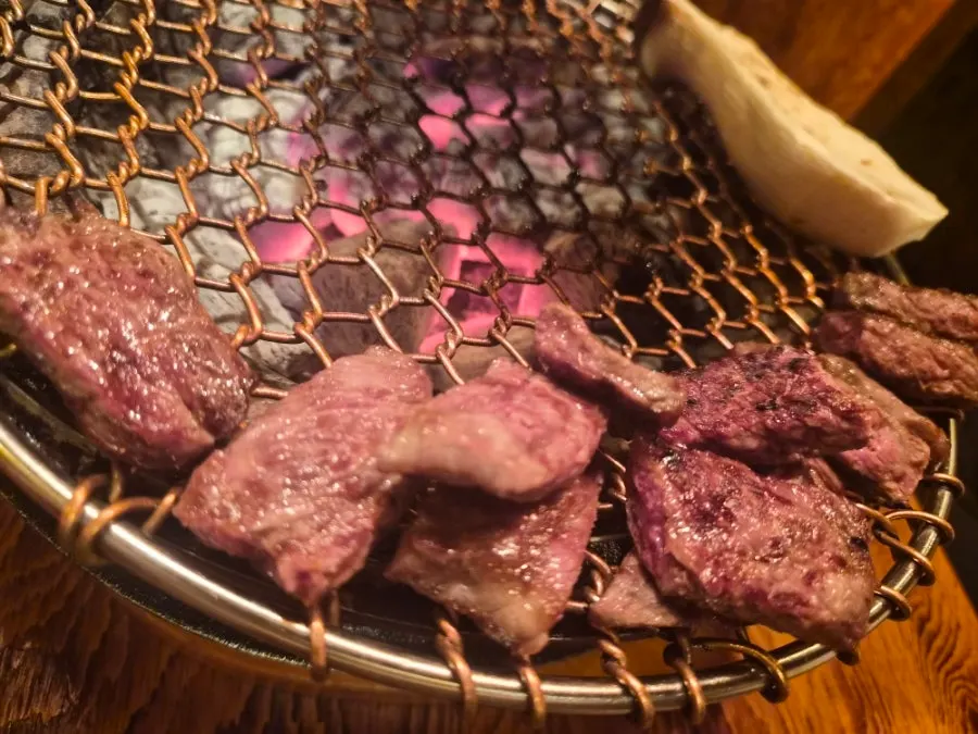 노릇하게 익은 참숯 직화 고기