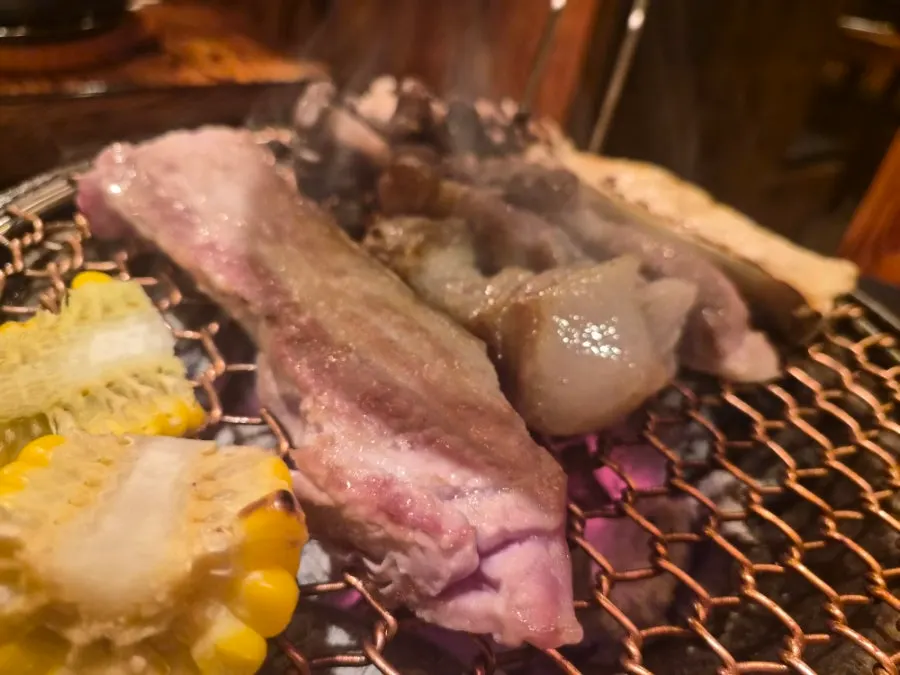 직원이 구워준 고기 한 점