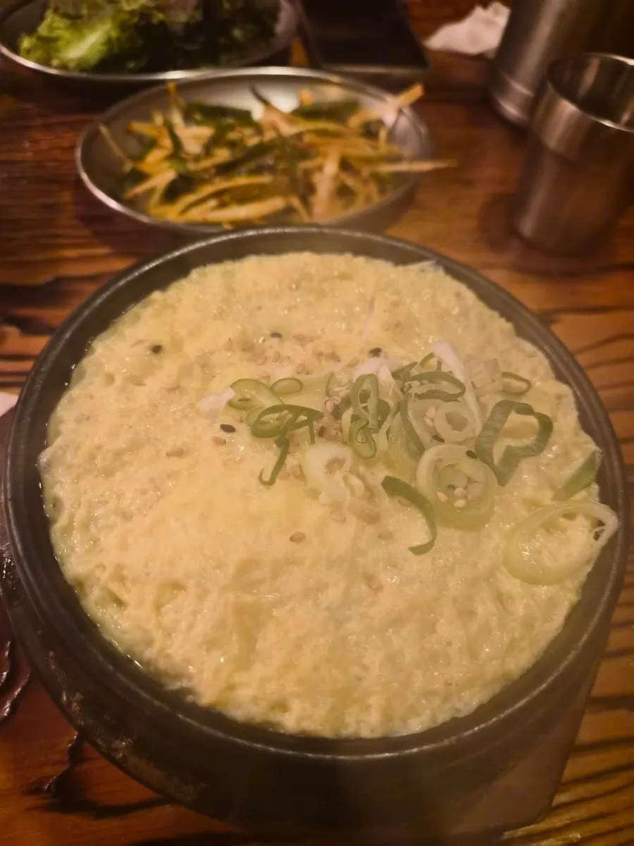 뚝배기에 부풀어 오른 계란찜