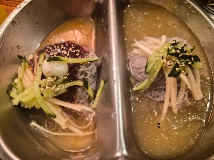 물냉면과 비빔냉면을 함께 담은 반반냉면
