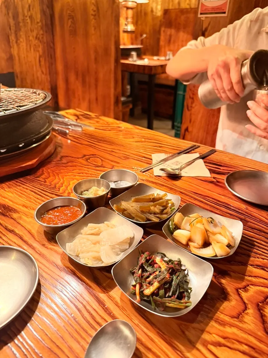 백김치와 양파장아찌, 마늘 소스 기본 반찬