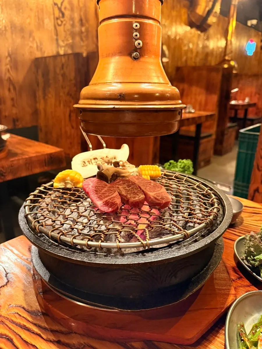 숯불에 올려 굽기 시작한 투뿔한우