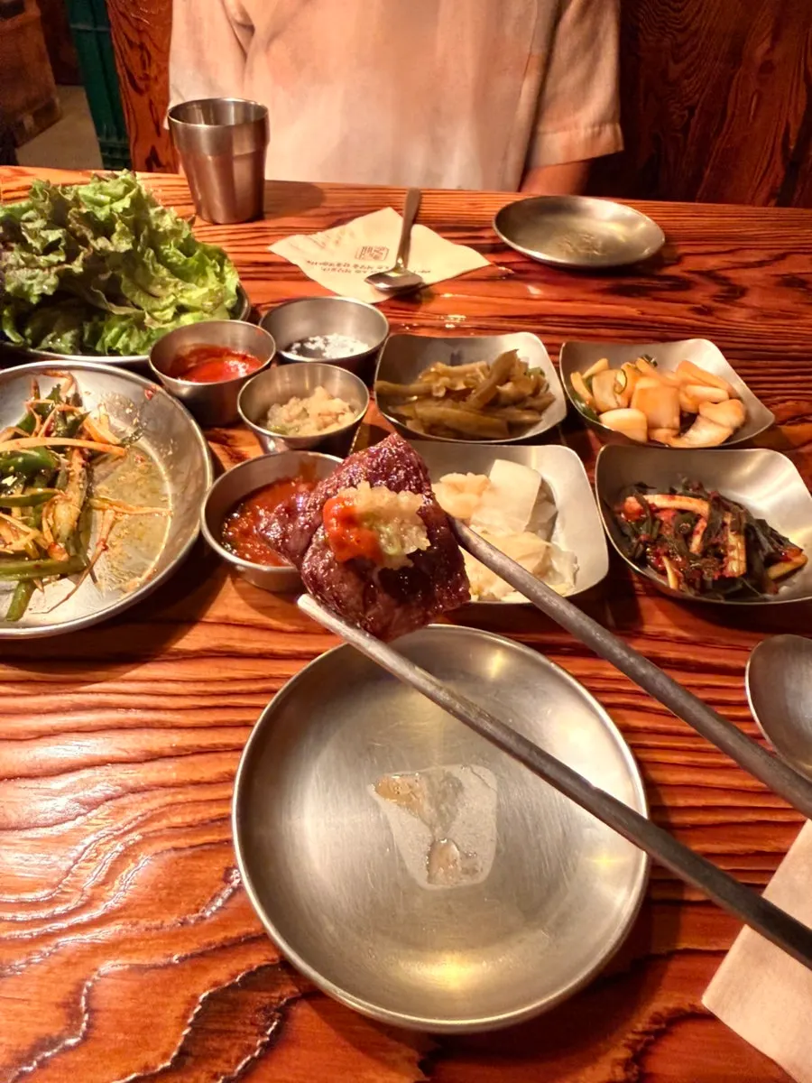 마늘소스와 쌈장을 올린 한우 한 점