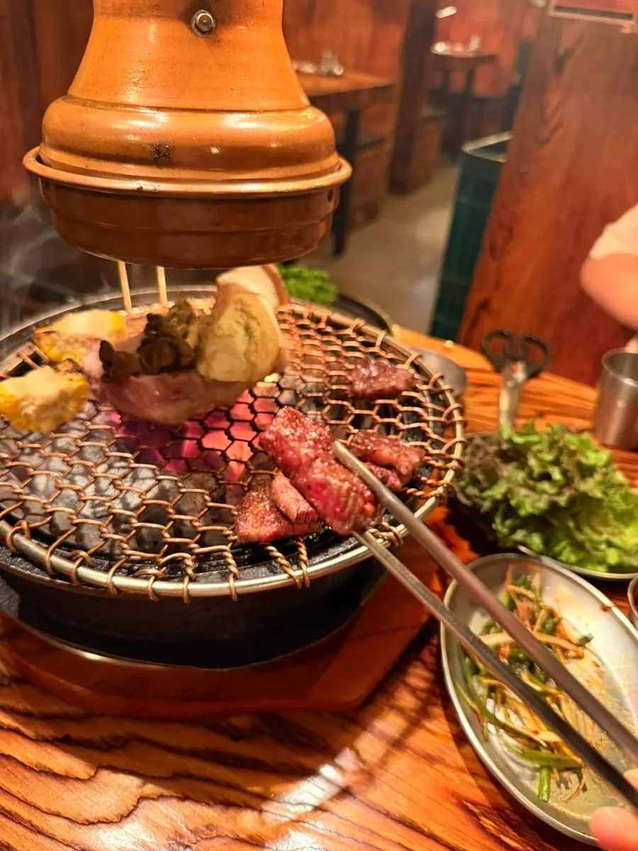미디움 정도로 구워진 한우 단면