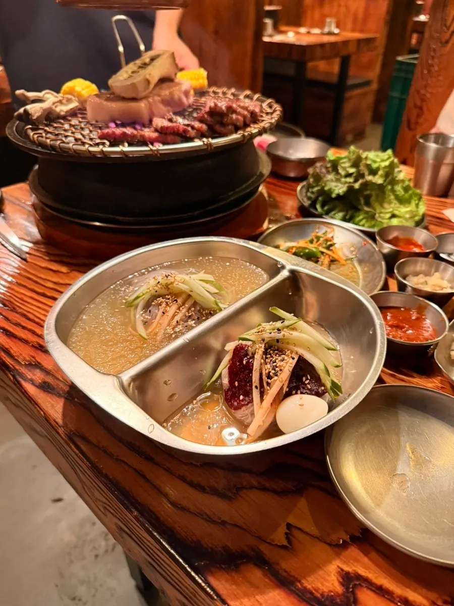 물냉면과 비빔냉면이 함께 나온 반반 냉면