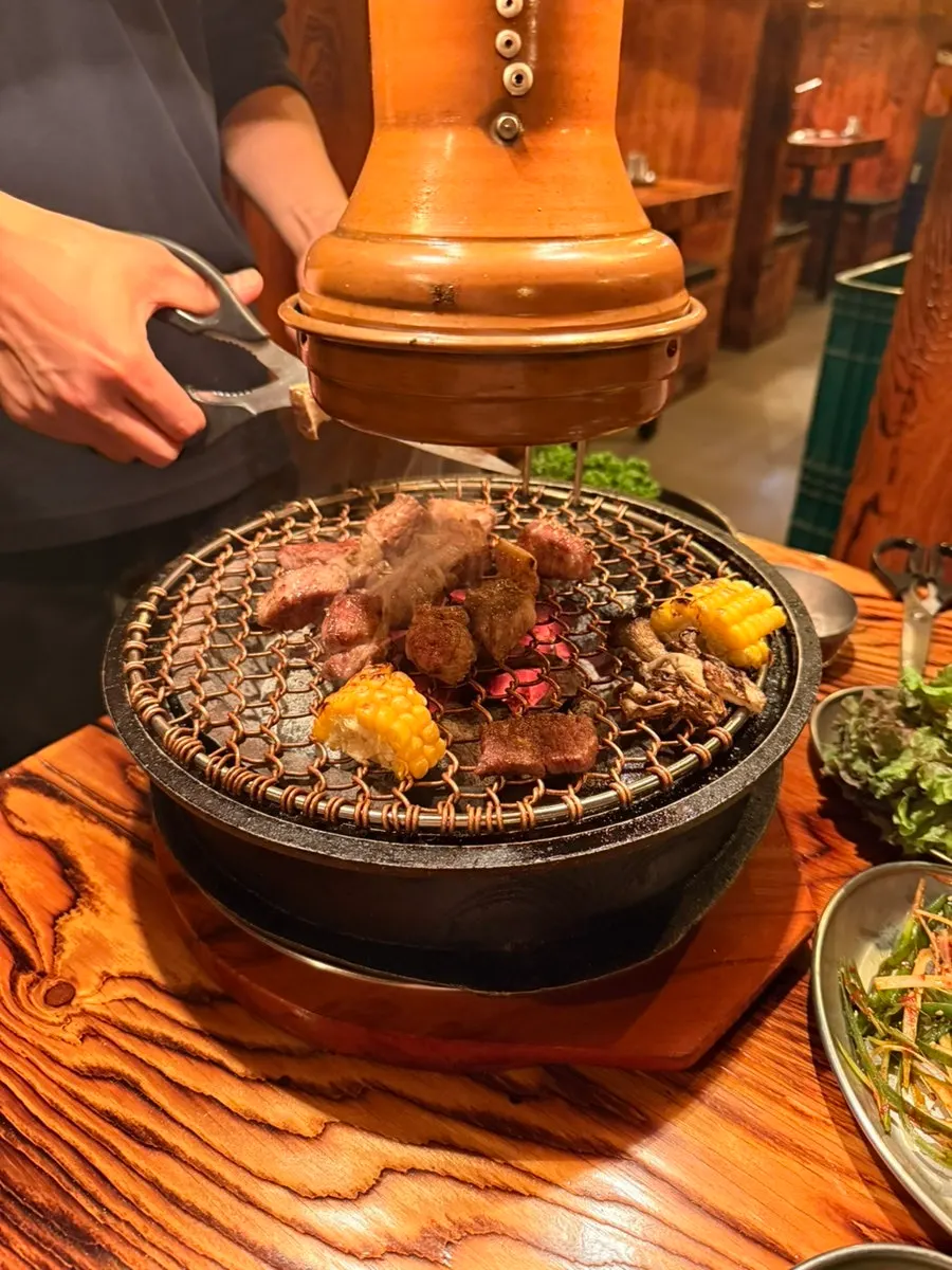 화로 위에서 구워지는 두꺼운 목살