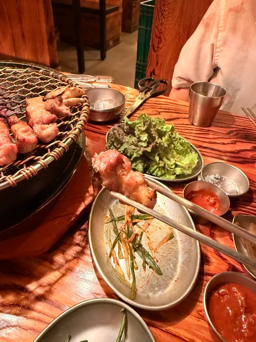 껍데기까지 바삭하게 구운 오겹살