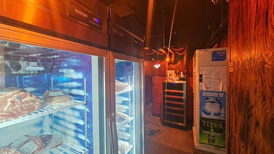 고기꾼김춘배 종로직영점 테이블과 홀 전경