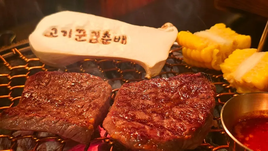 불판 위에서 익어가는 한우