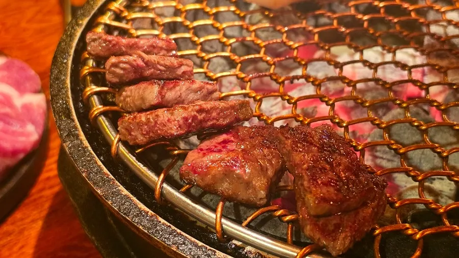 노릇하게 구워진 한우 조각