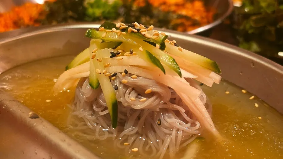반반냉면 면과 육수 클로즈업