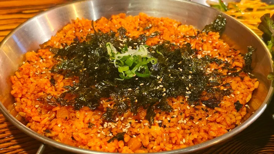 비빔냉면 쪽을 덜어 먹는 모습