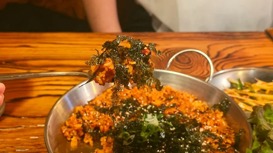 김가루 올린 깍두기볶음밥