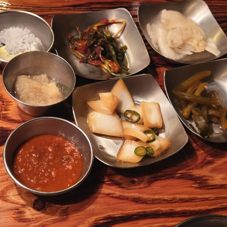 양파절임과 장아찌, 파김치 등 기본찬 상차림