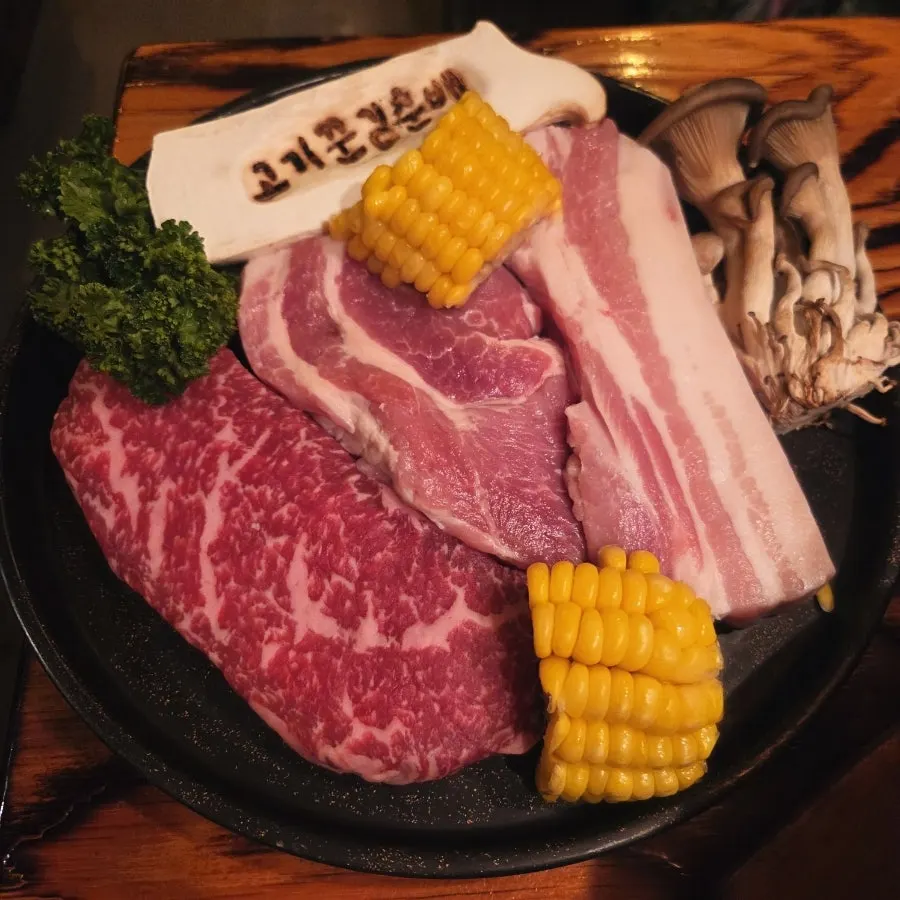 한우와 목살, 오겹살로 구성된 추천세트 한 상