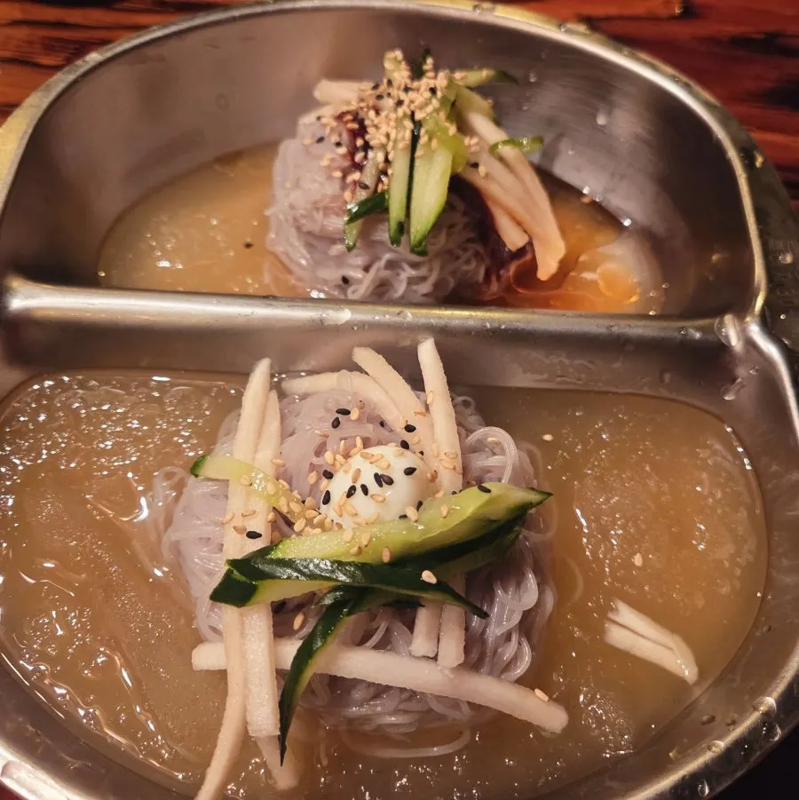 반반냉면의 비빔냉면 쪽 클로즈업