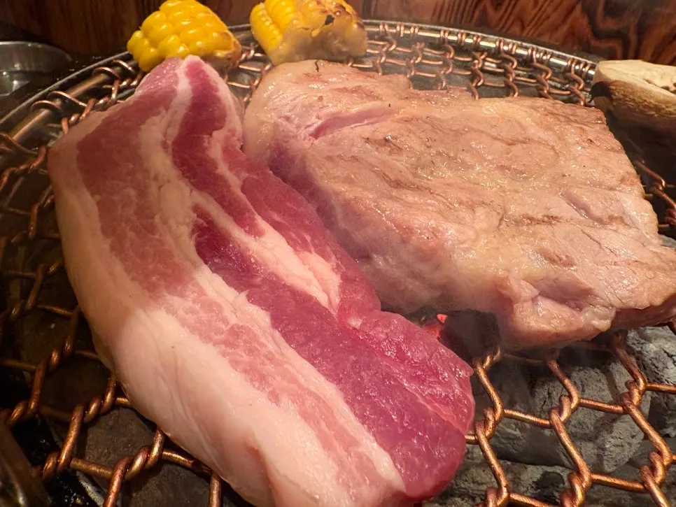 부드러운 돼지 목살 구이