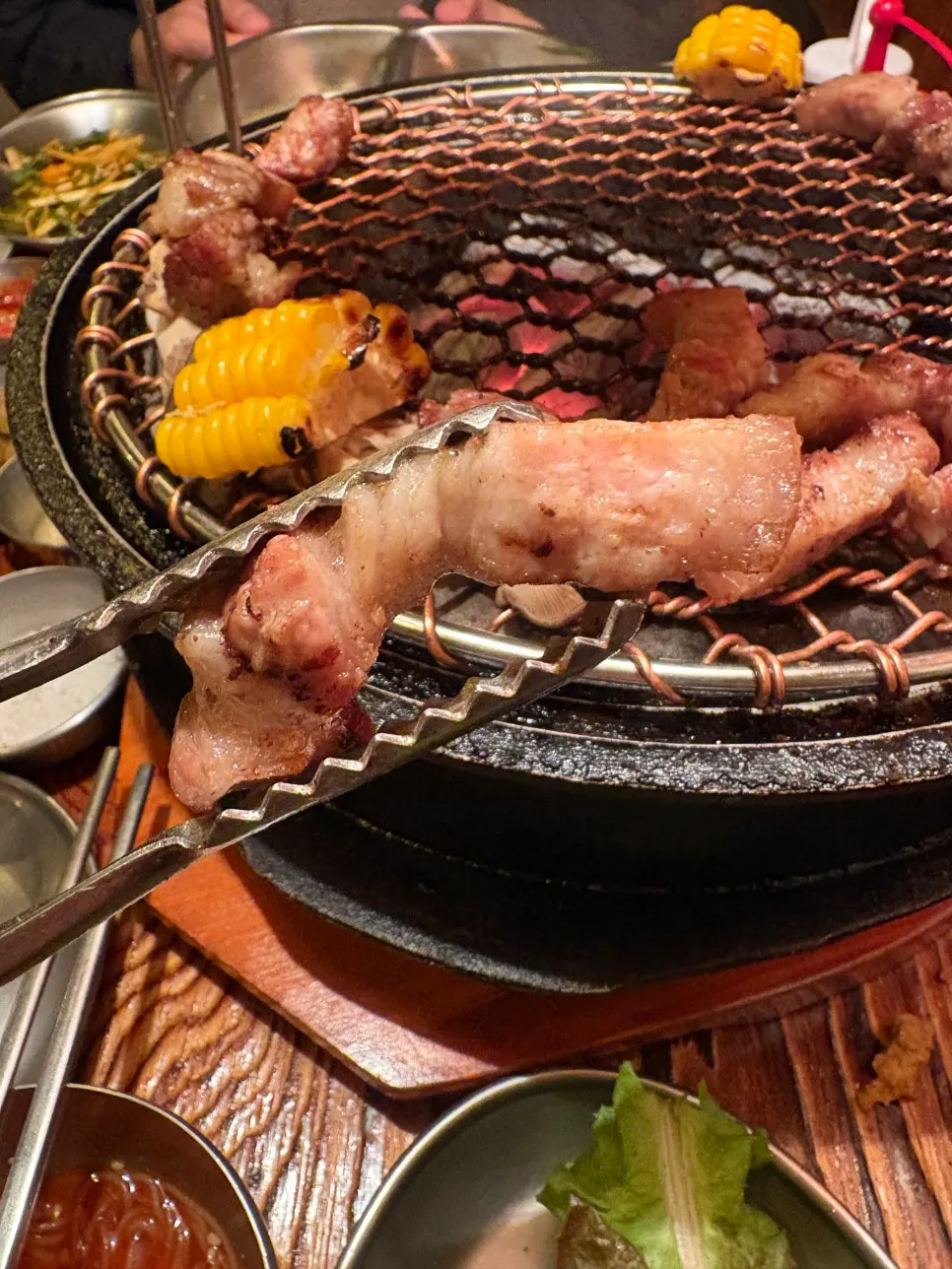 탄력 있게 구워진 삼겹살