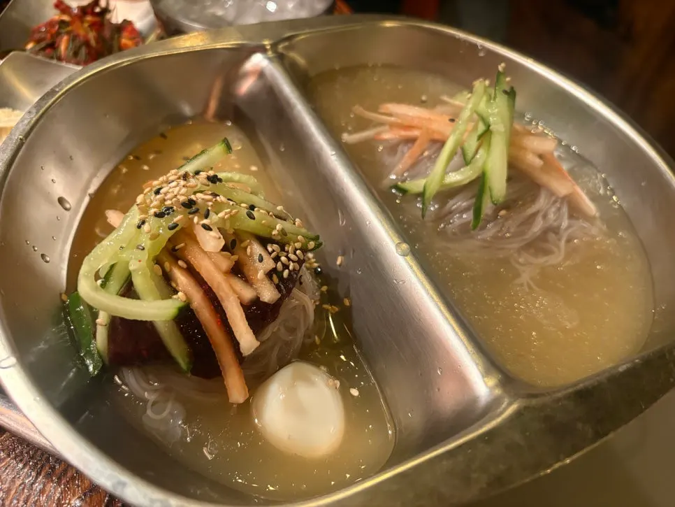 파김치와 백김치 등 반찬 접시