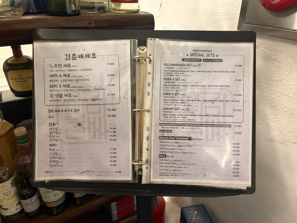 사이드 메뉴가 함께 놓인 테이블