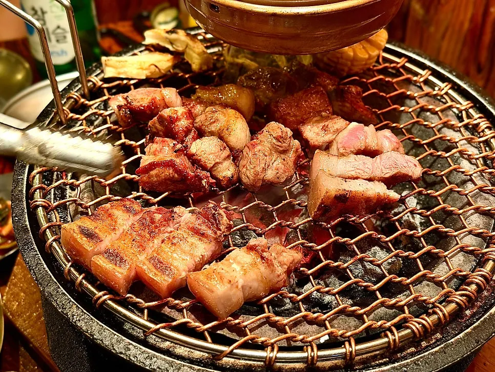 기름이 흐르는 목살과 오겹살 구이