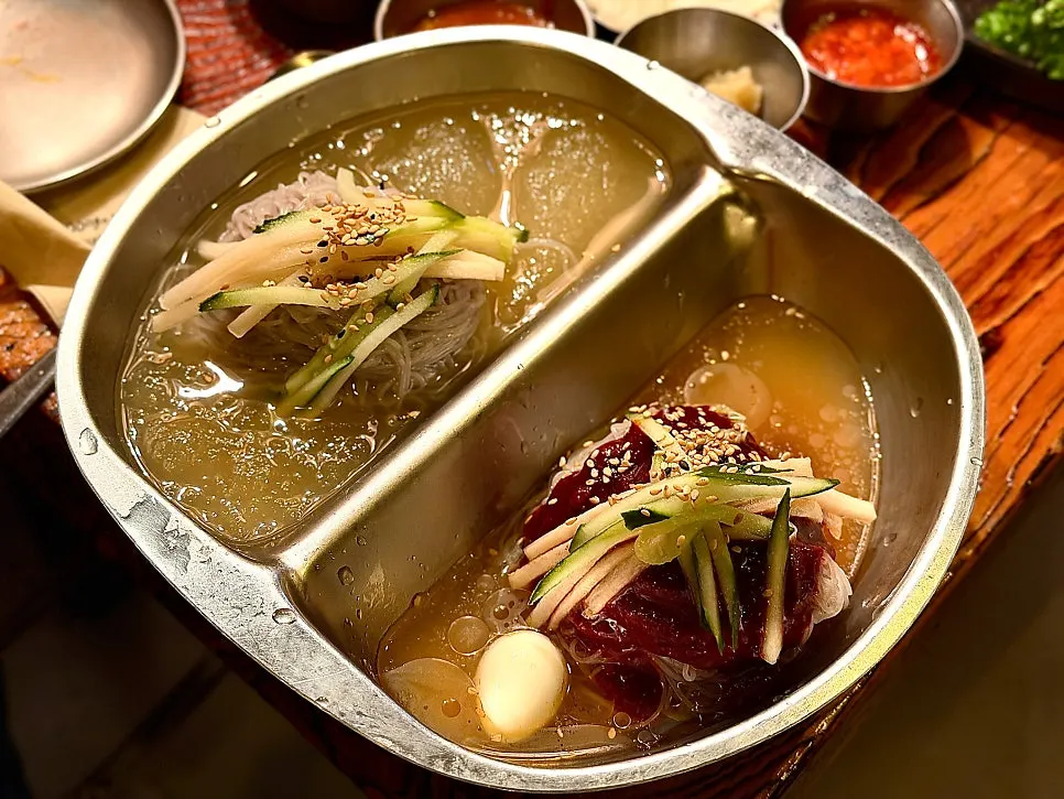 물냉면과 비빔냉면이 함께 나온 반반냉면