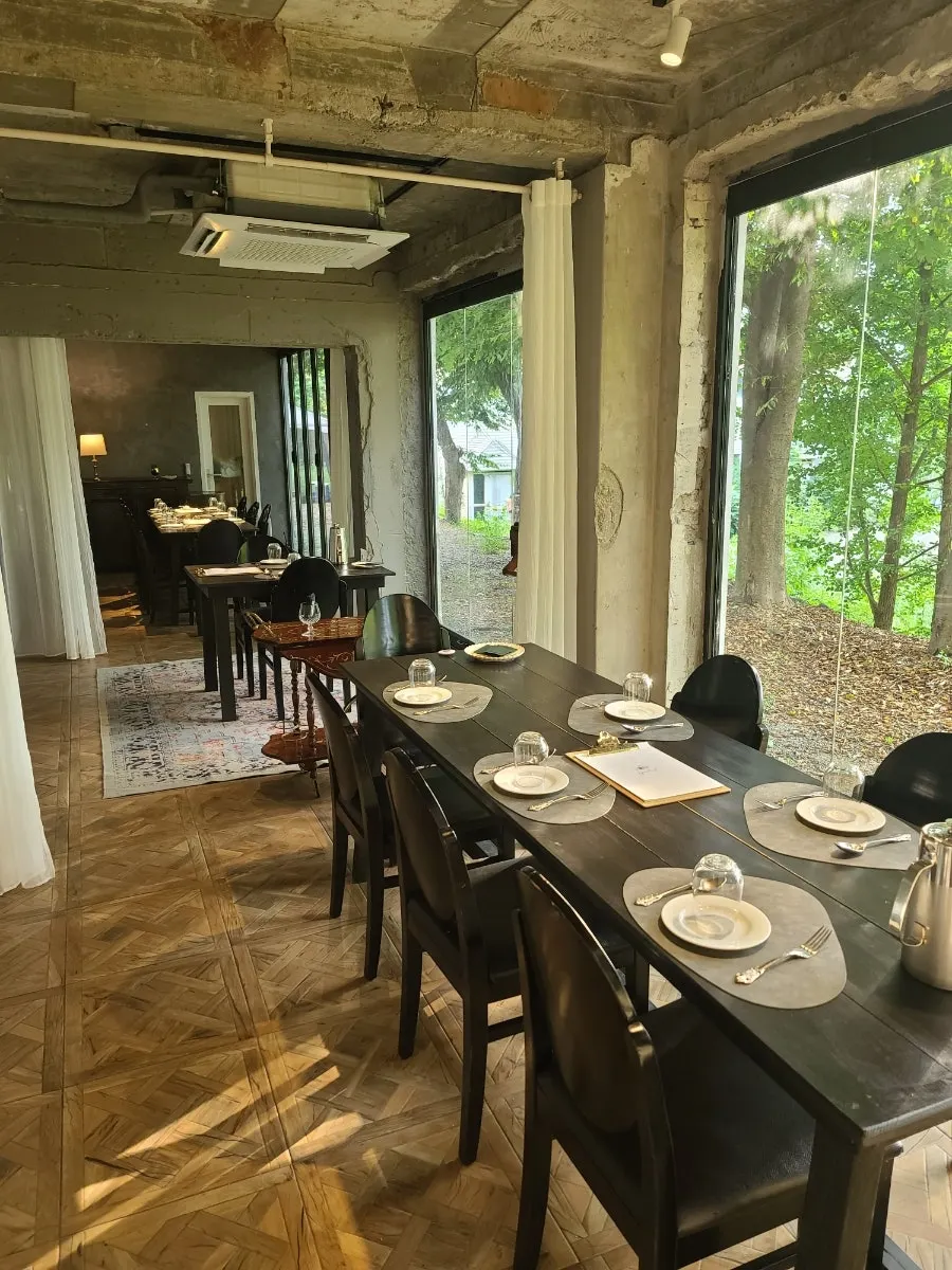 Pig Mie-eul interior filled with sunset light