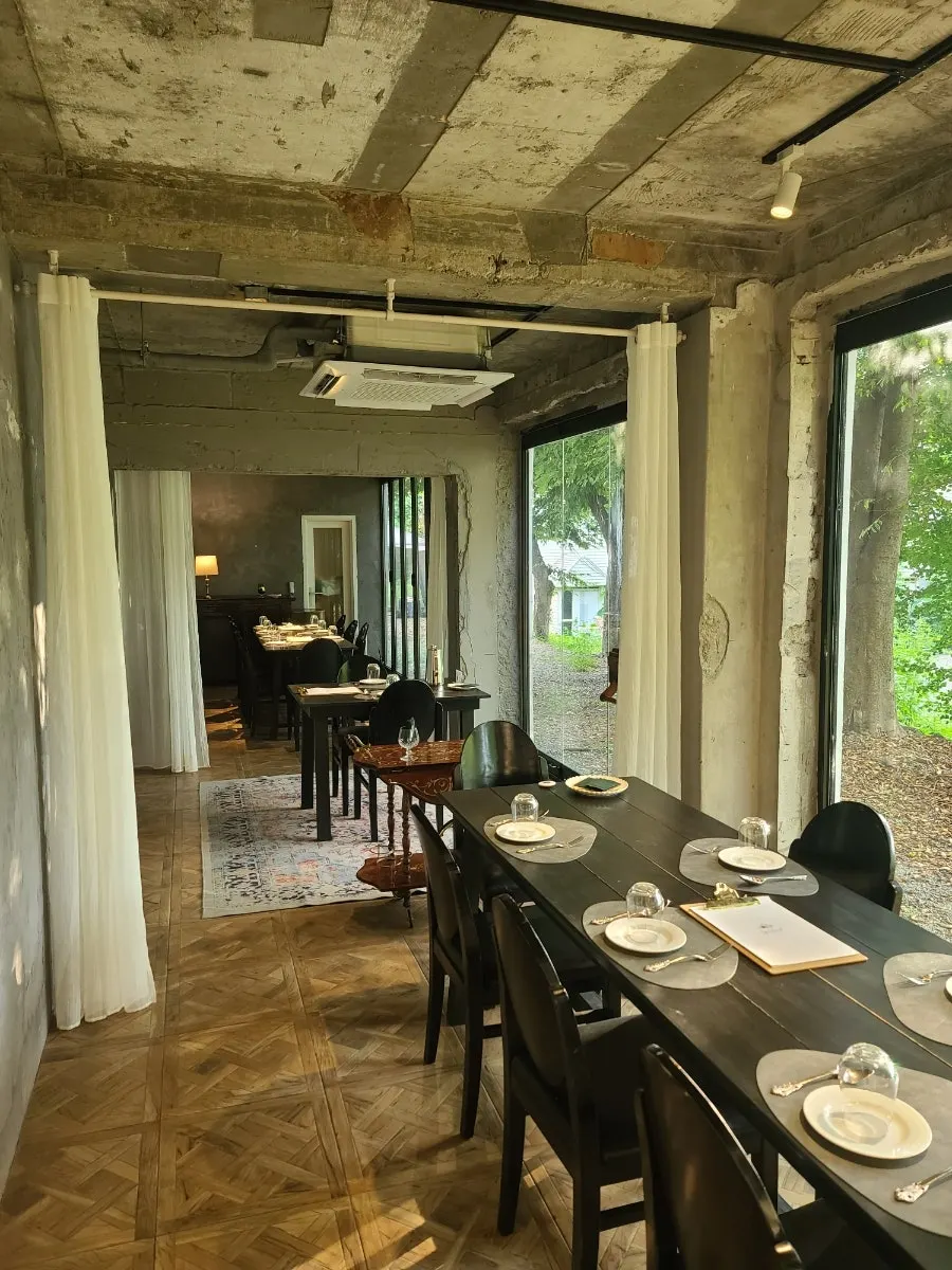 Tables at Pig Mie-eul divided by curtains