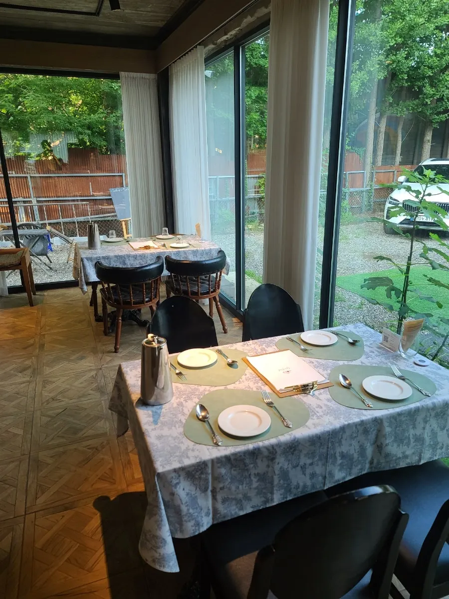 Long stretching interior layout of Pig Mie-eul