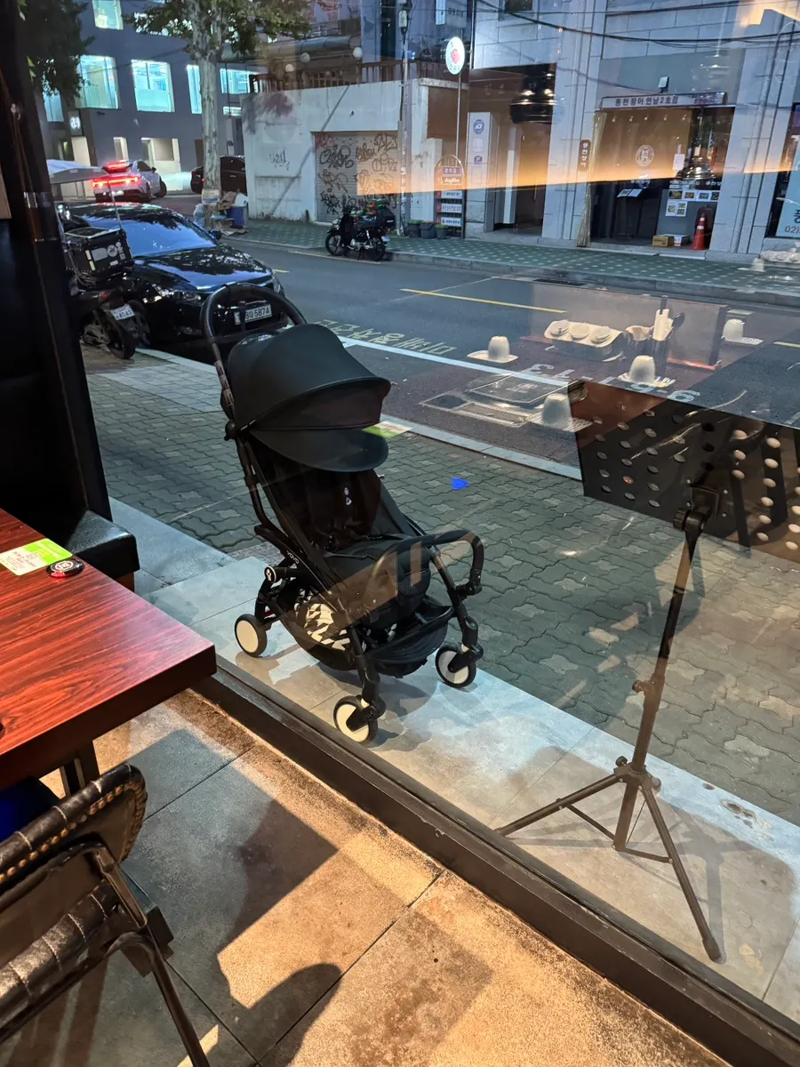 The dining atmosphere inside Gogi Salon