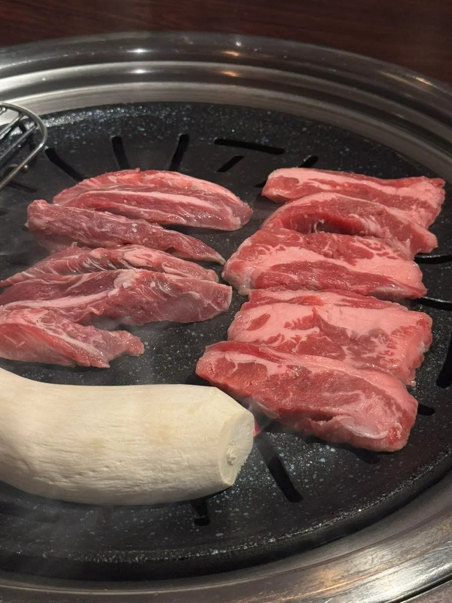 굽기 전 소고기 늑간살 접시