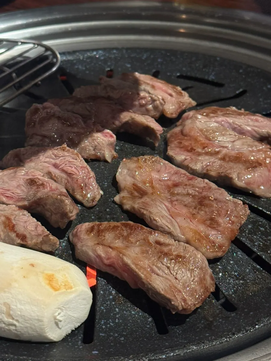 불판에 올라간 늑간살 2인분