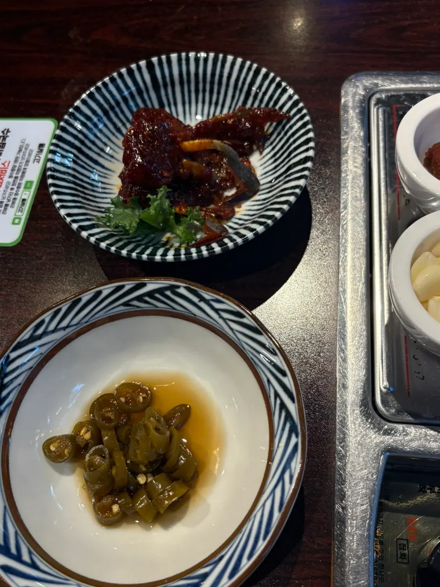 고기살롱 테이블 세팅과 밑반찬