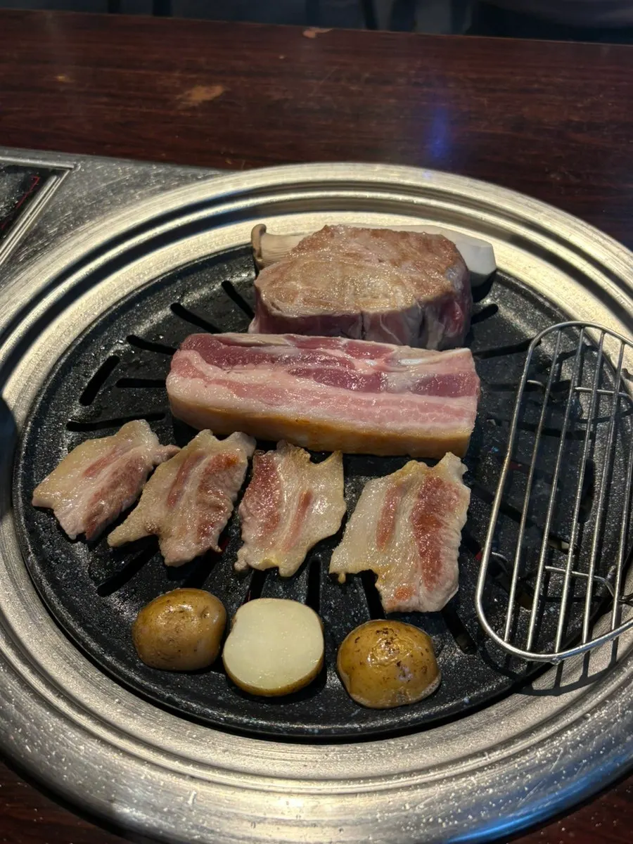불판에 올라간 생삼겹살