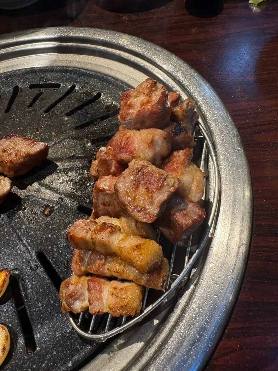 두툼하게 썰린 생삼겹살 접시