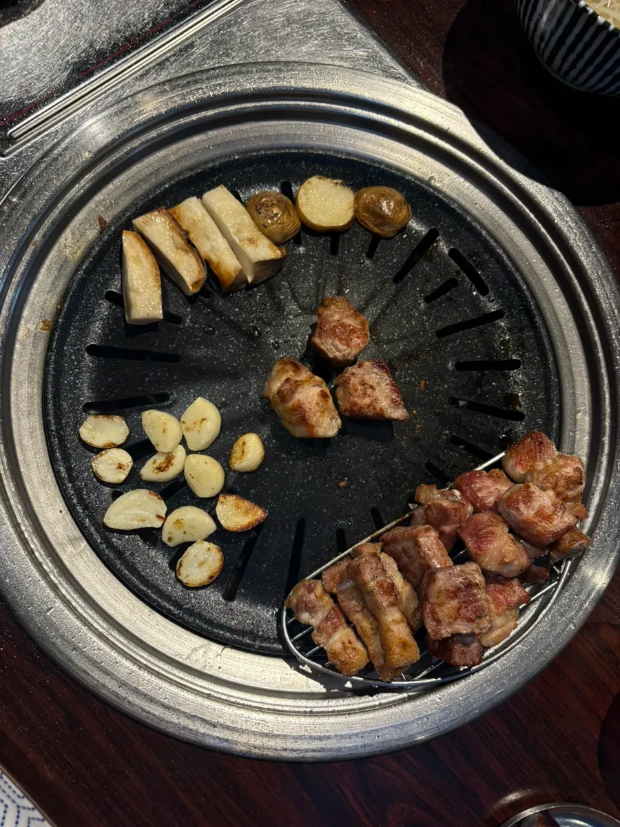 노릇하게 익어가는 두툼한 삼겹살
