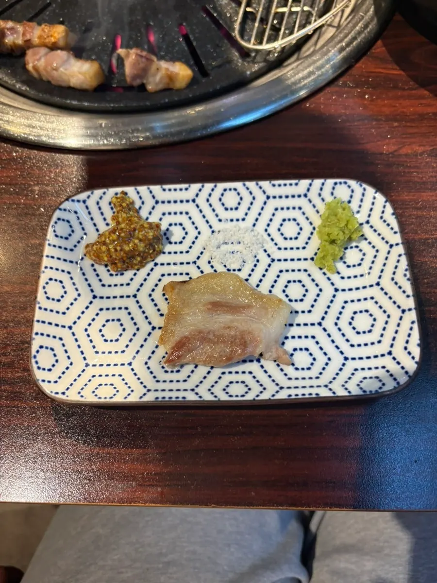 소금과 생와사비가 놓인 테이블