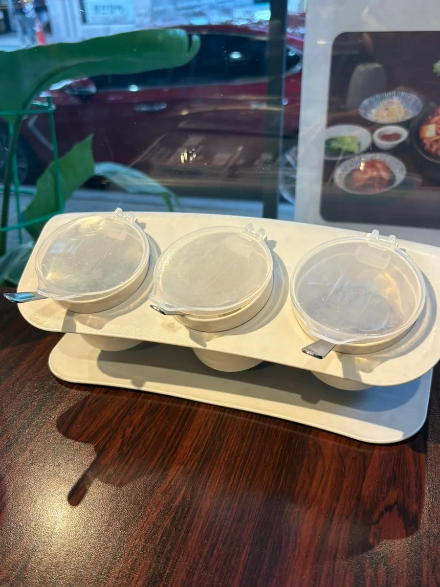 홀그레인 머스터드를 올린 삼겹살 한 점